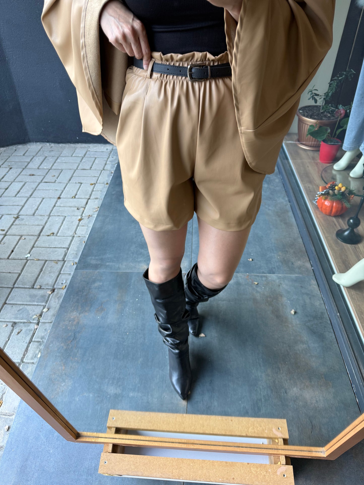 Bolonya Bej Deri Panço &Şort Takım