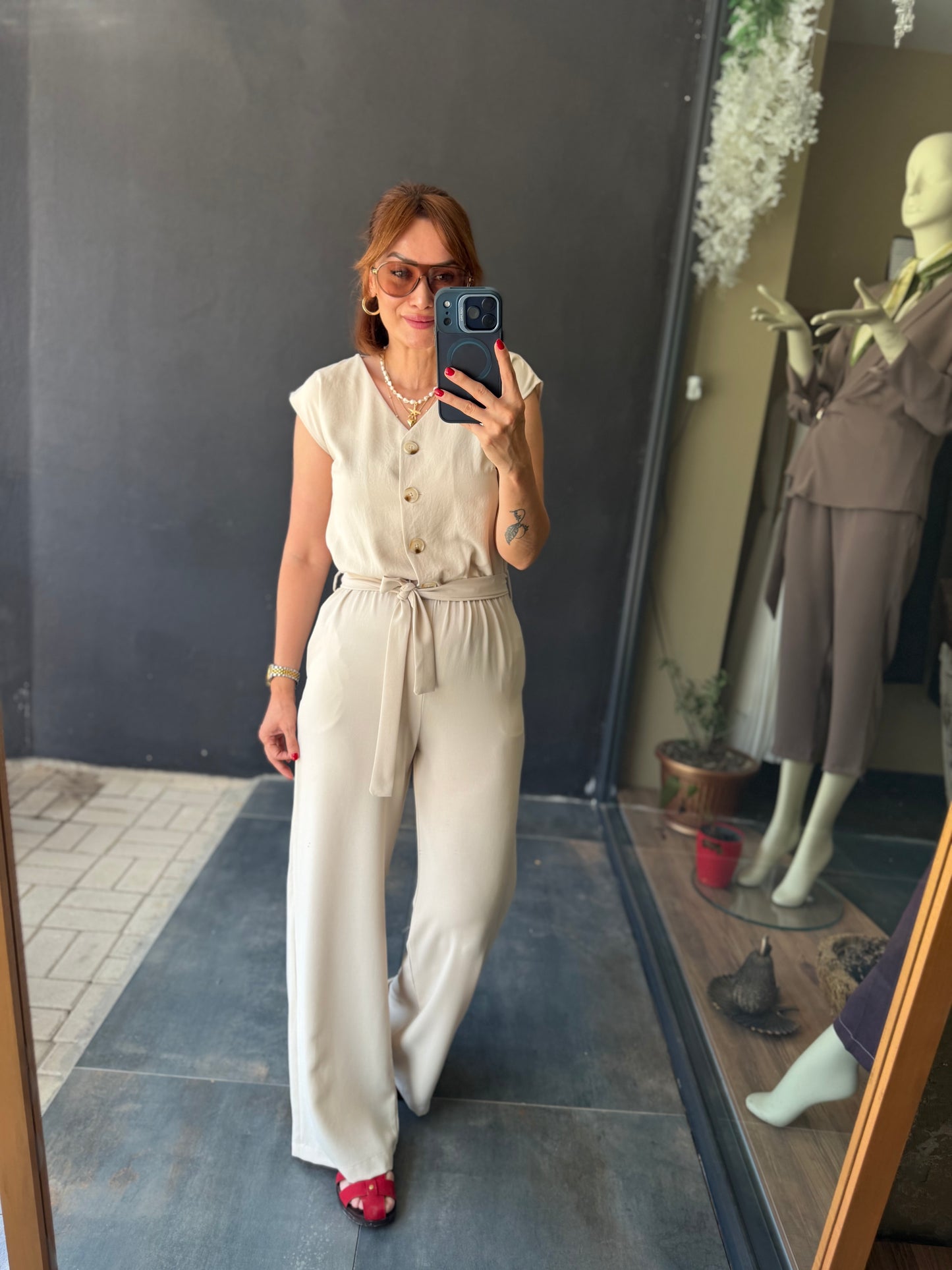 Premium Taş Tensel Düğme Detaylı Kuşaklı Bol Paça Kadın Tulum