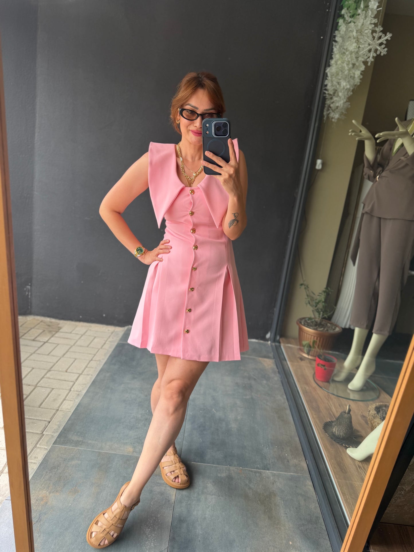 Pembe Yaka Detaylı Elbise