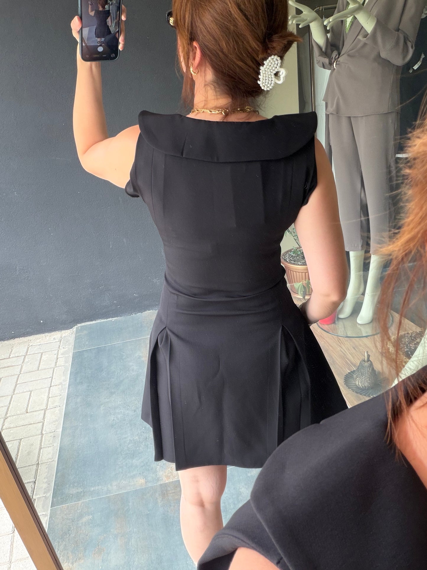 Siyah Yaka Detaylı Elbise