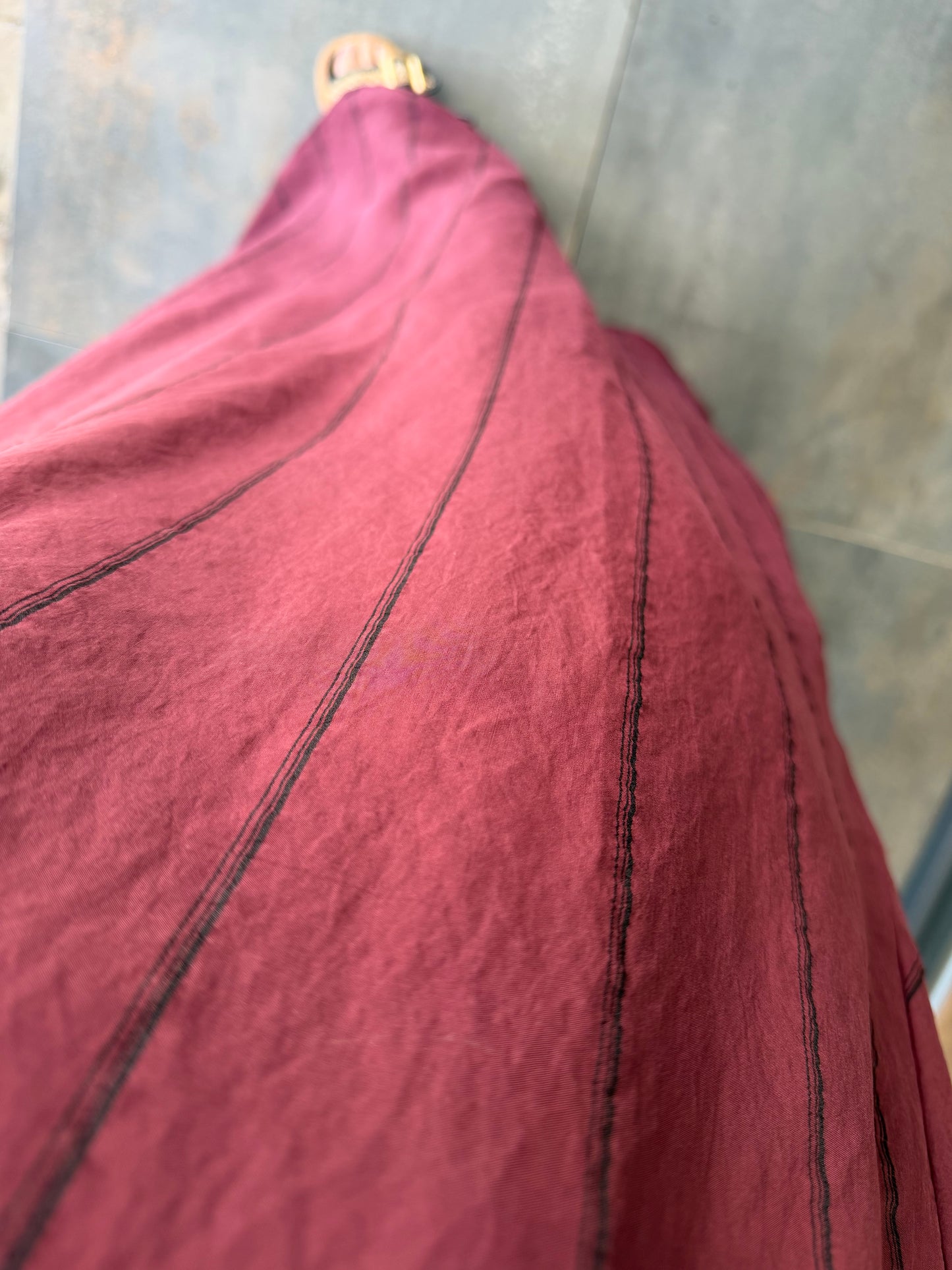 Premium Çizgi Detaylı Bordo Keten Elbise