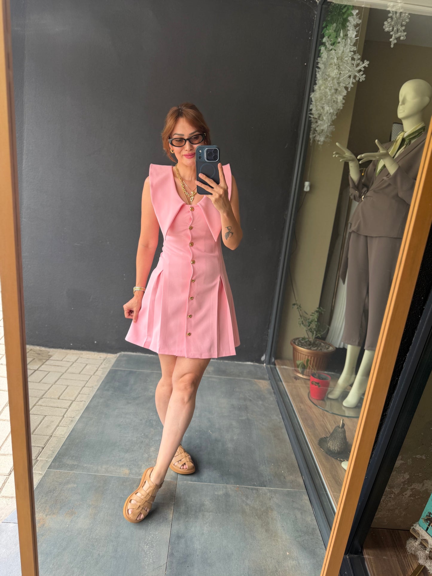 Pembe Yaka Detaylı Elbise