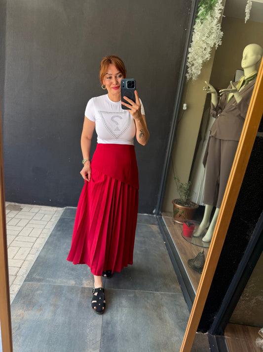 Kırmızı Pilise Etek & Tshirt Kombin