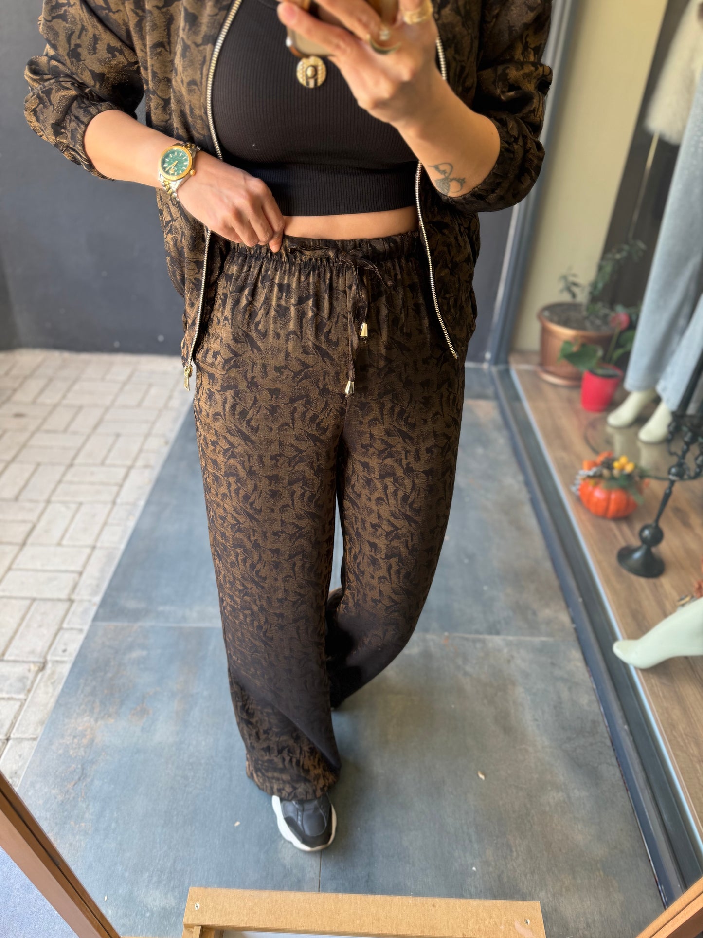 Sagomi Kahve Desenli Takım