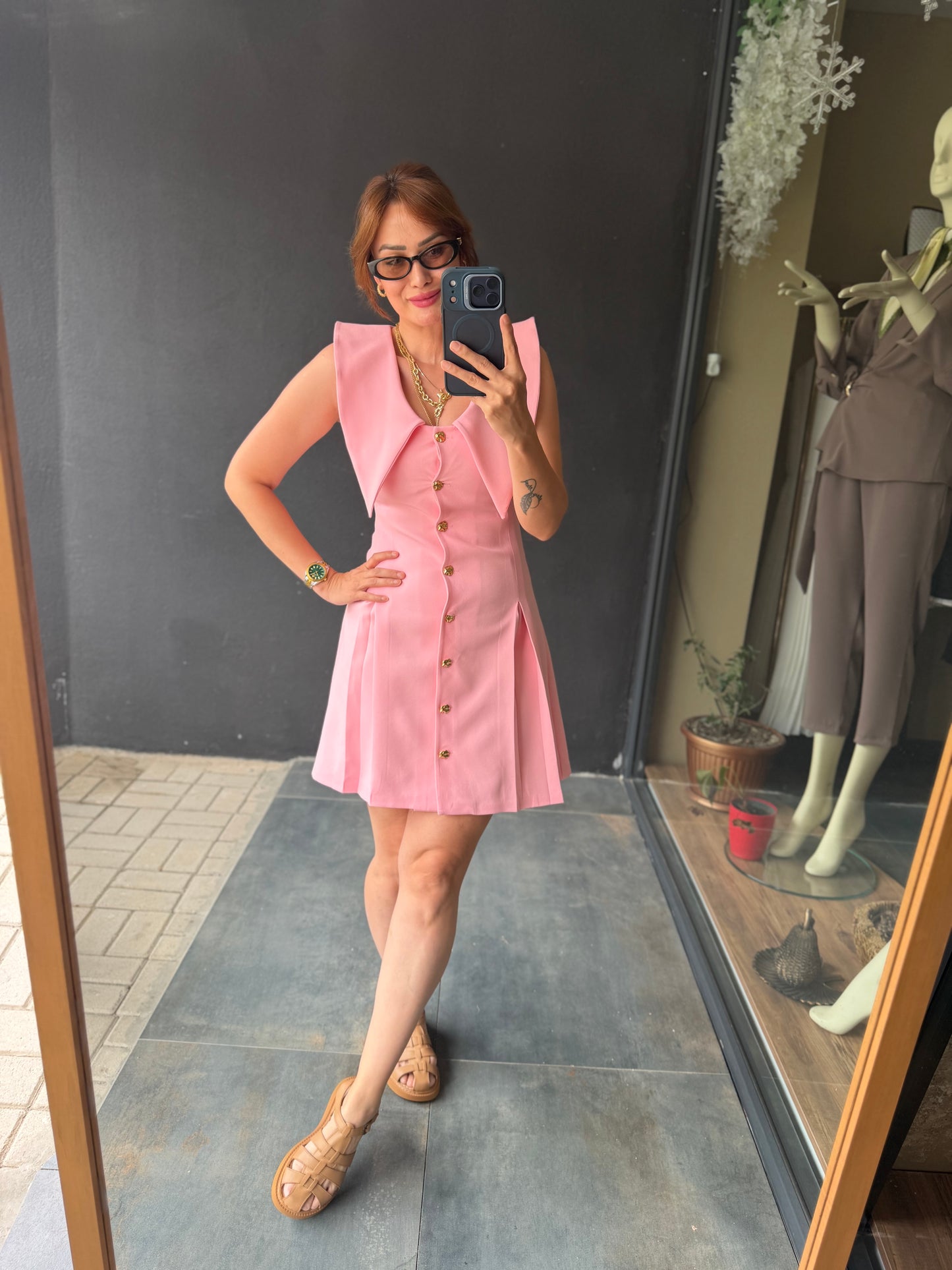 Pembe Yaka Detaylı Elbise