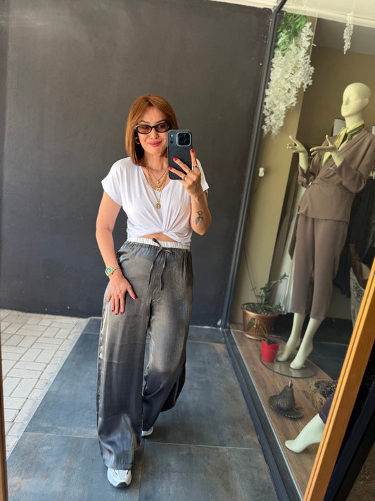 Gri Varaklı Pantolon & Tshirt Kombin