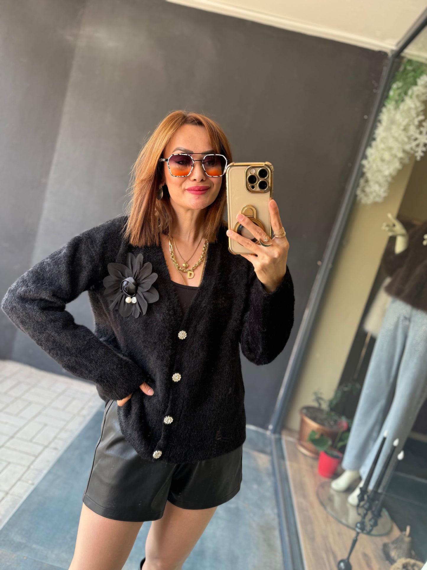 Angeli Broşlu Siyah Kaşmir Hırka