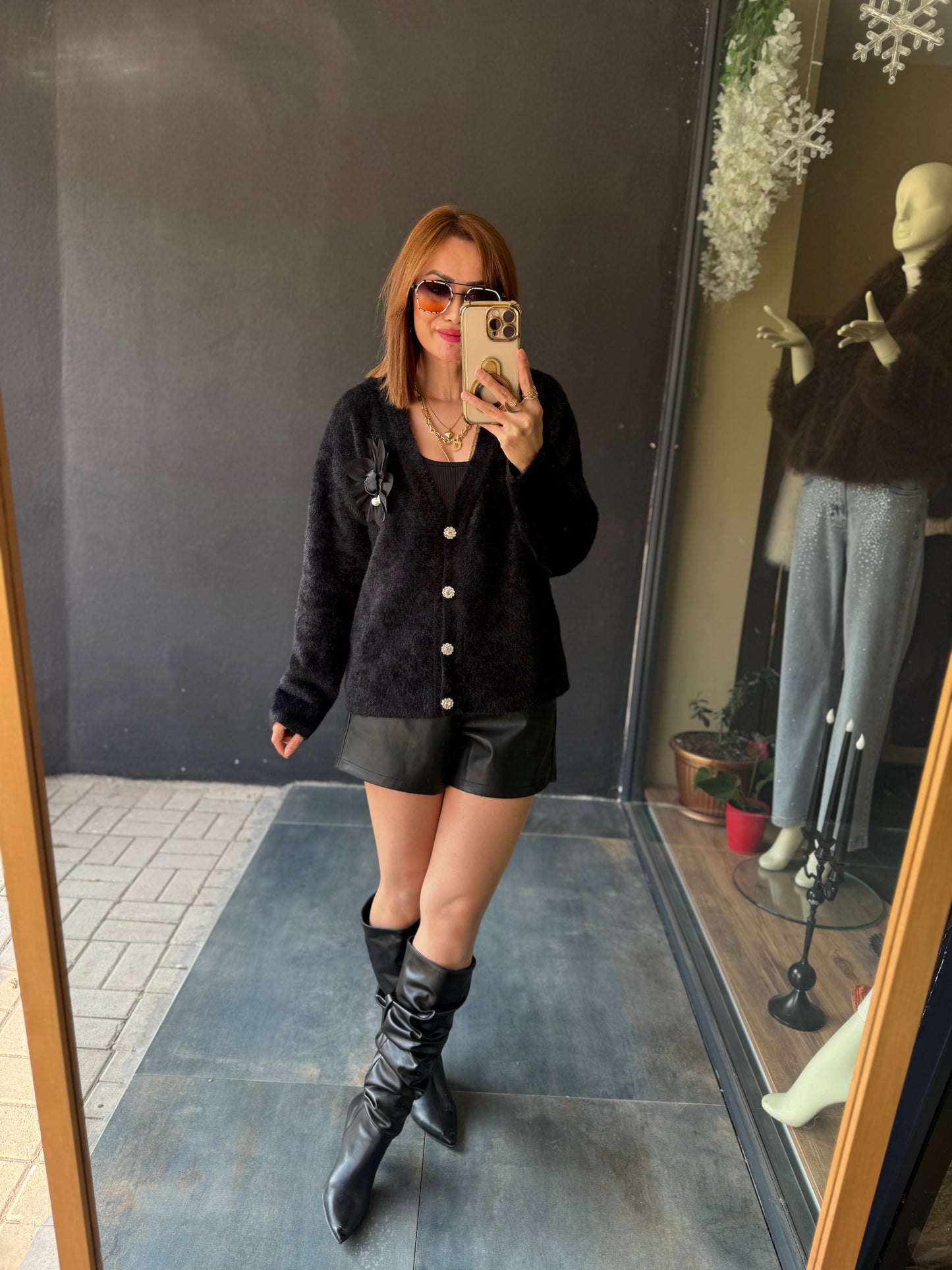 Angeli Broşlu Siyah Kaşmir Hırka