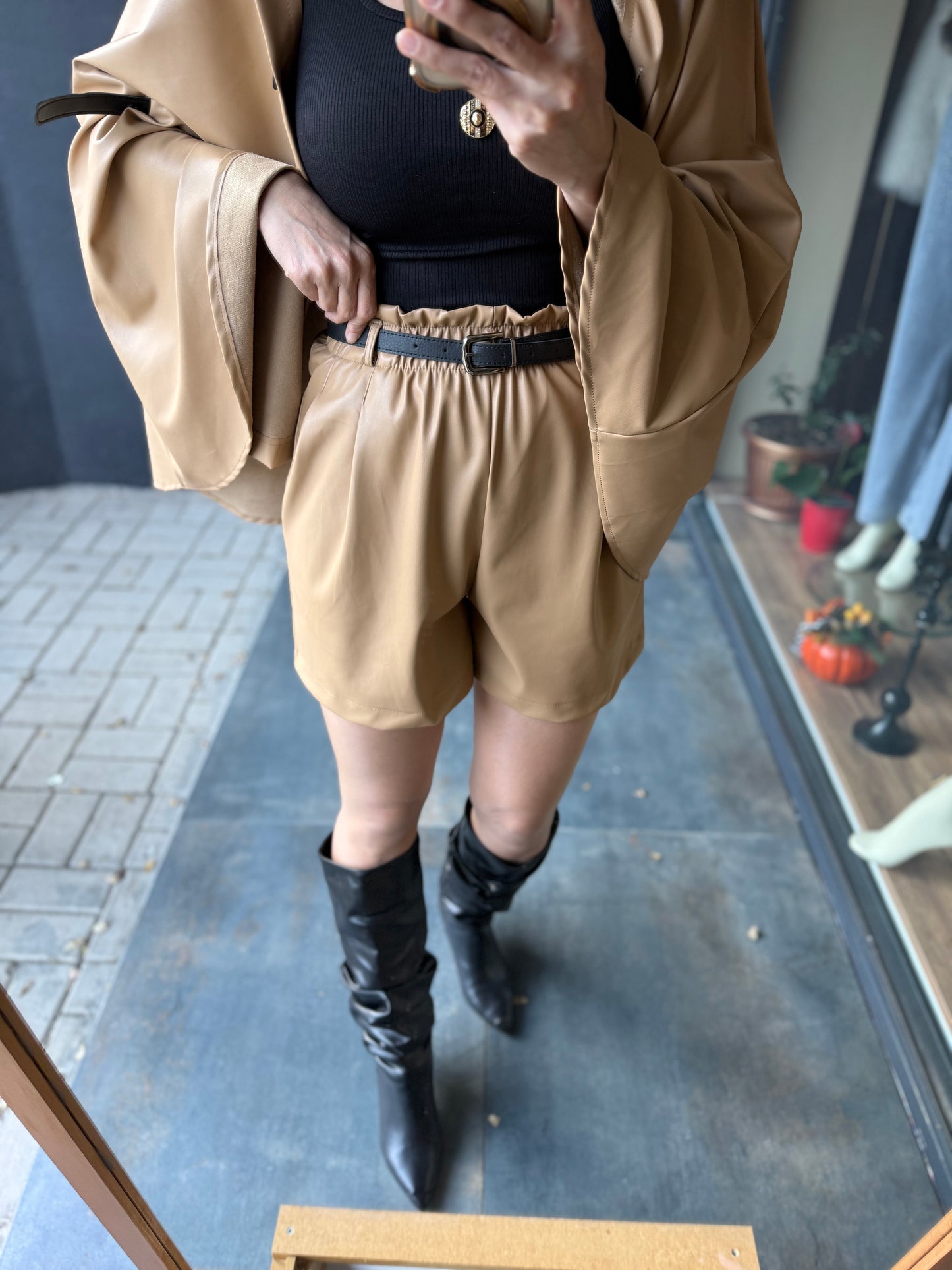 Bolonya Bej Deri Panço &Şort Takım