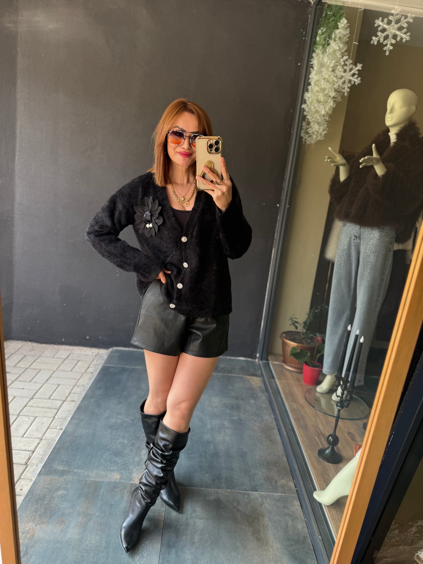 Angeli Broşlu Siyah Kaşmir Hırka