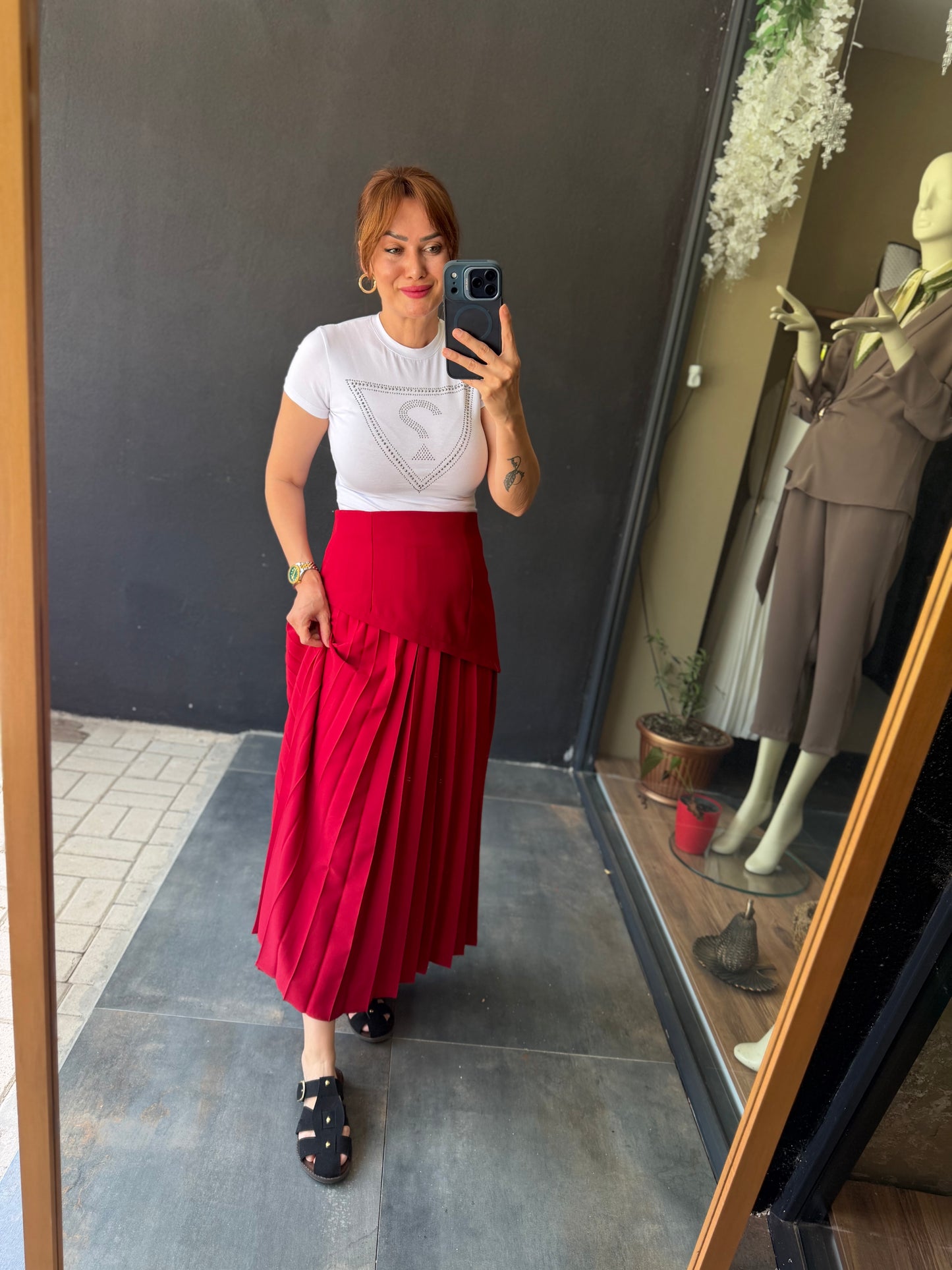 Kırmızı Pilise Etek & Tshirt Kombin