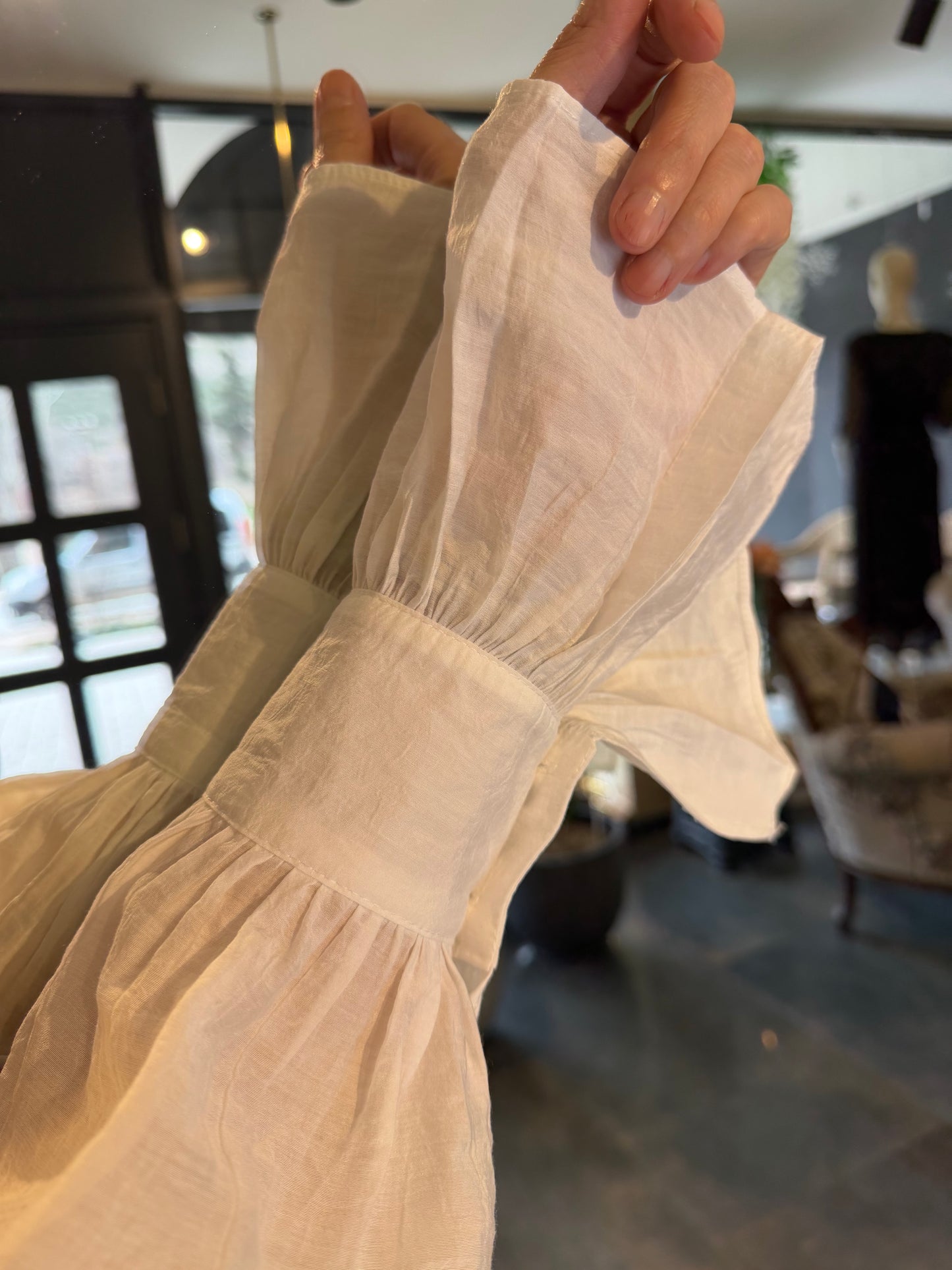 Reta Volanlı Beyaz Tiril Gömlek