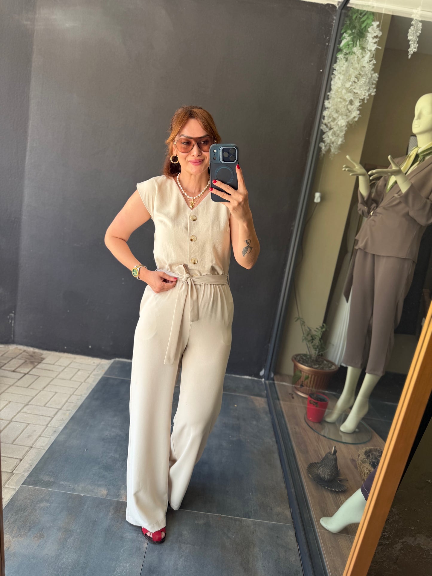 Premium Taş Tensel Düğme Detaylı Kuşaklı Bol Paça Kadın Tulum