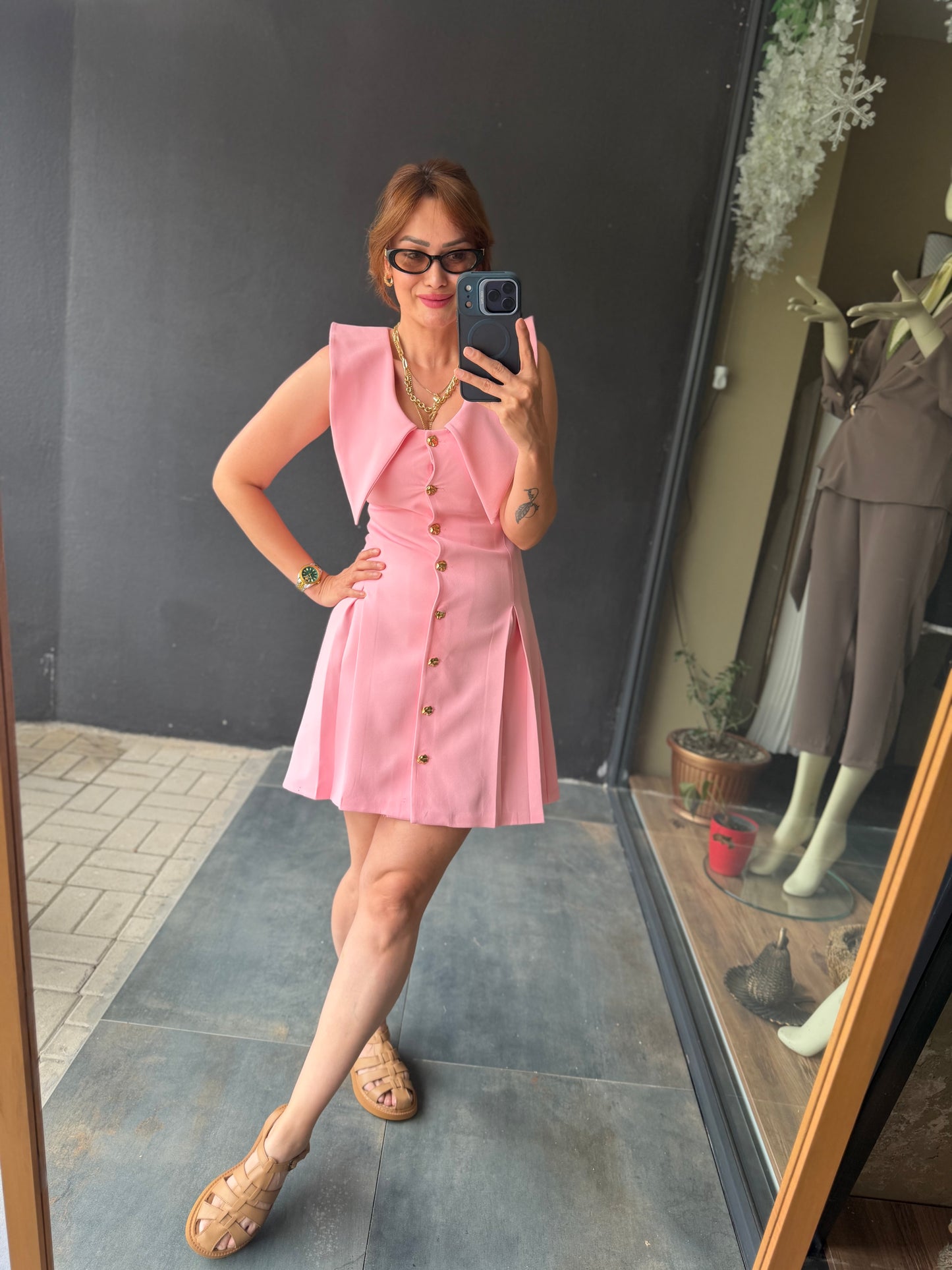 Pembe Yaka Detaylı Elbise