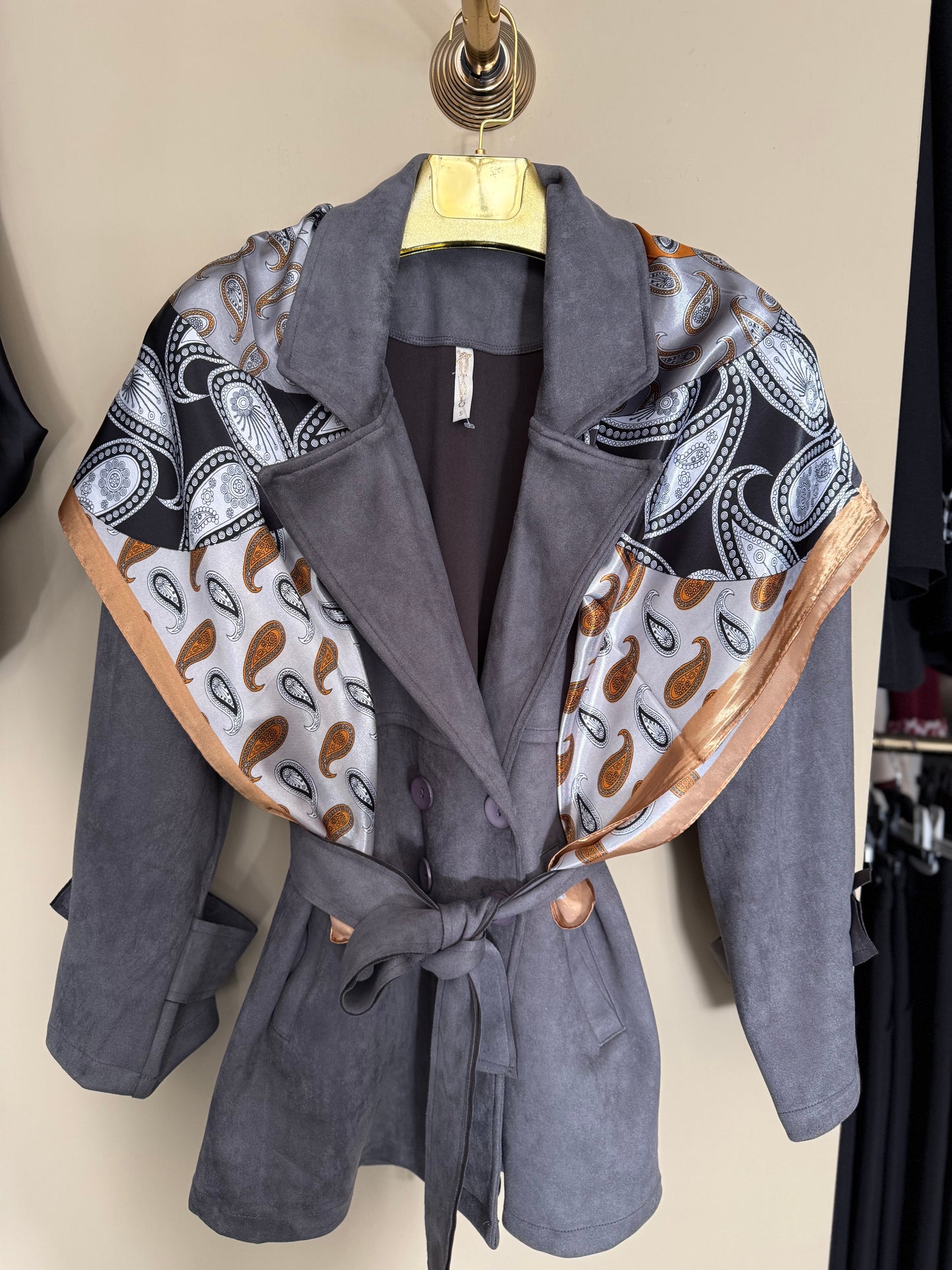 Table Gri Trenchcoat