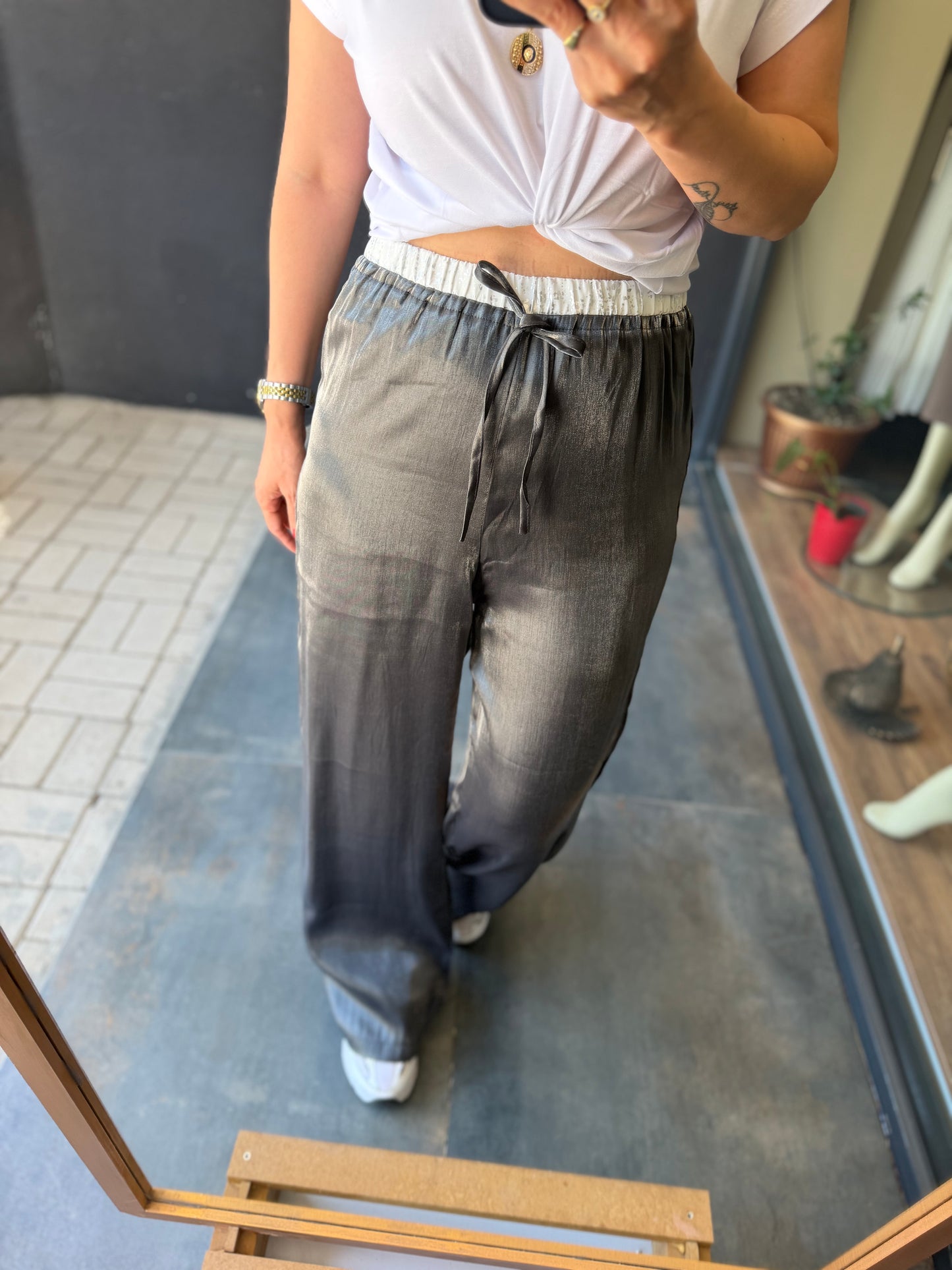 Gri Varaklı Pantolon & Tshirt Kombin