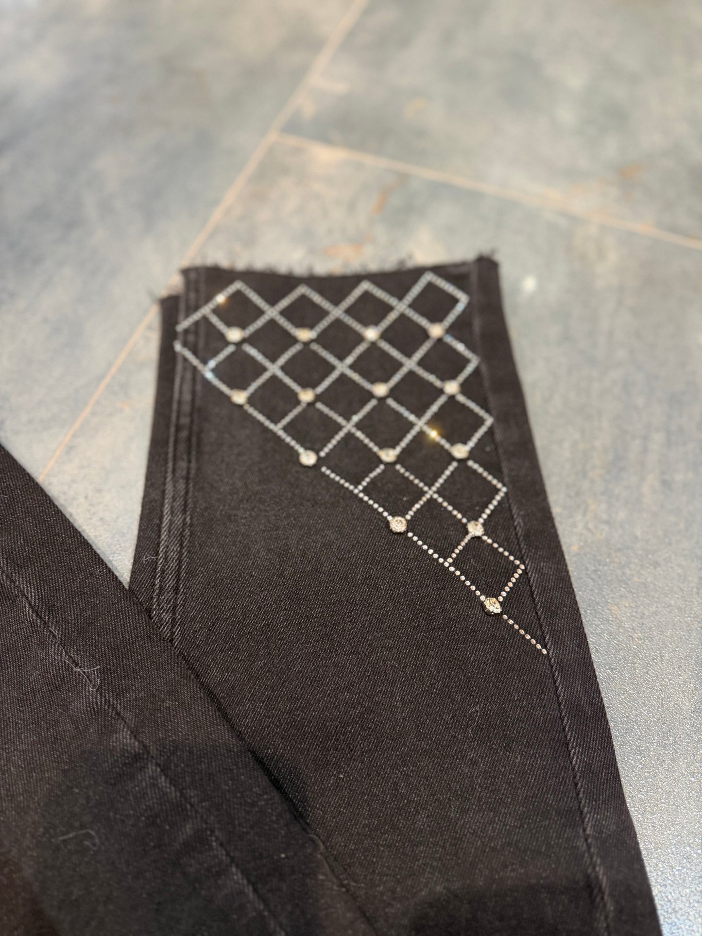 Xlove Siyah Paça Kare İşleme Jean