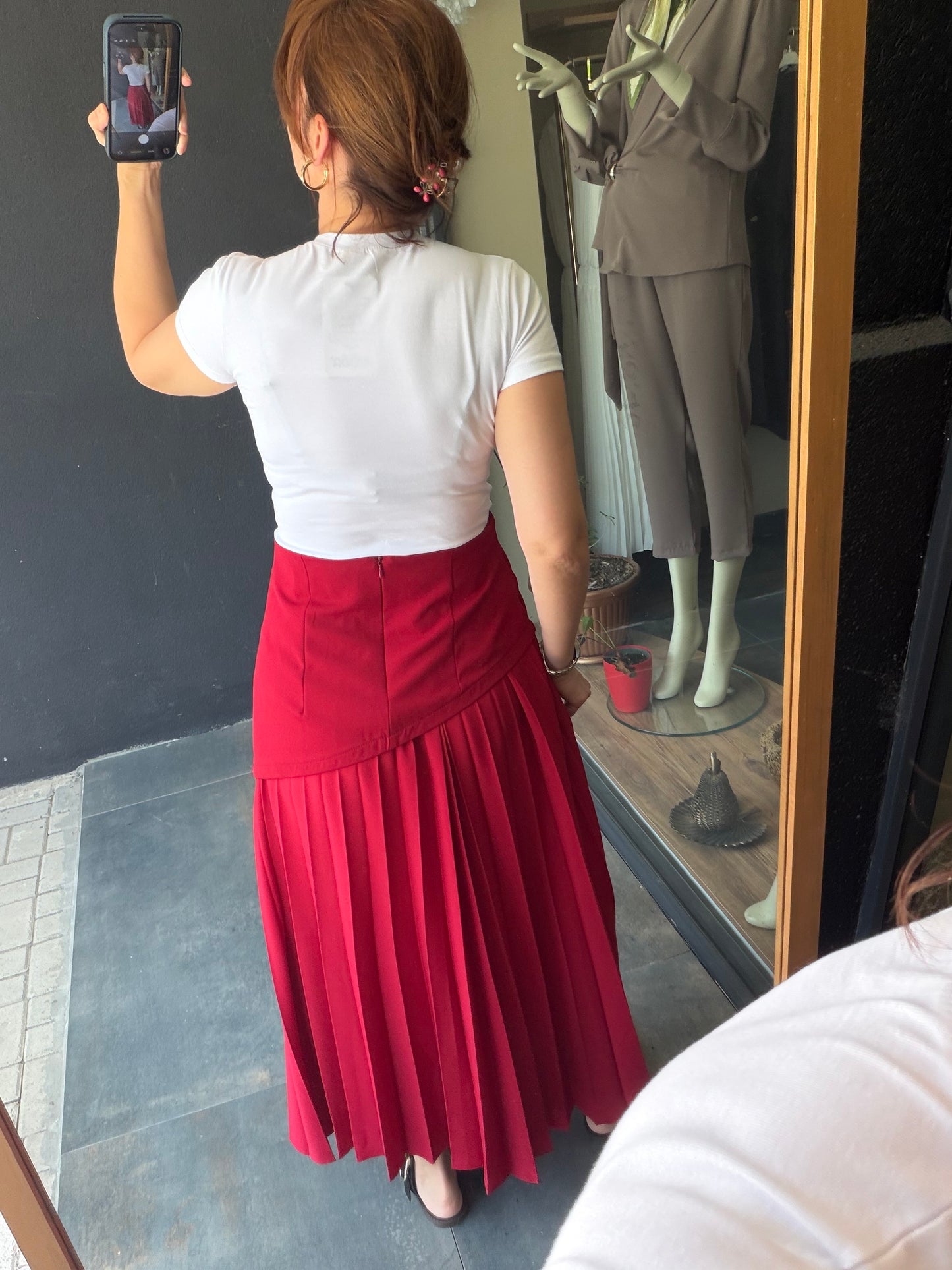 Kırmızı Pilise Etek & Tshirt Kombin