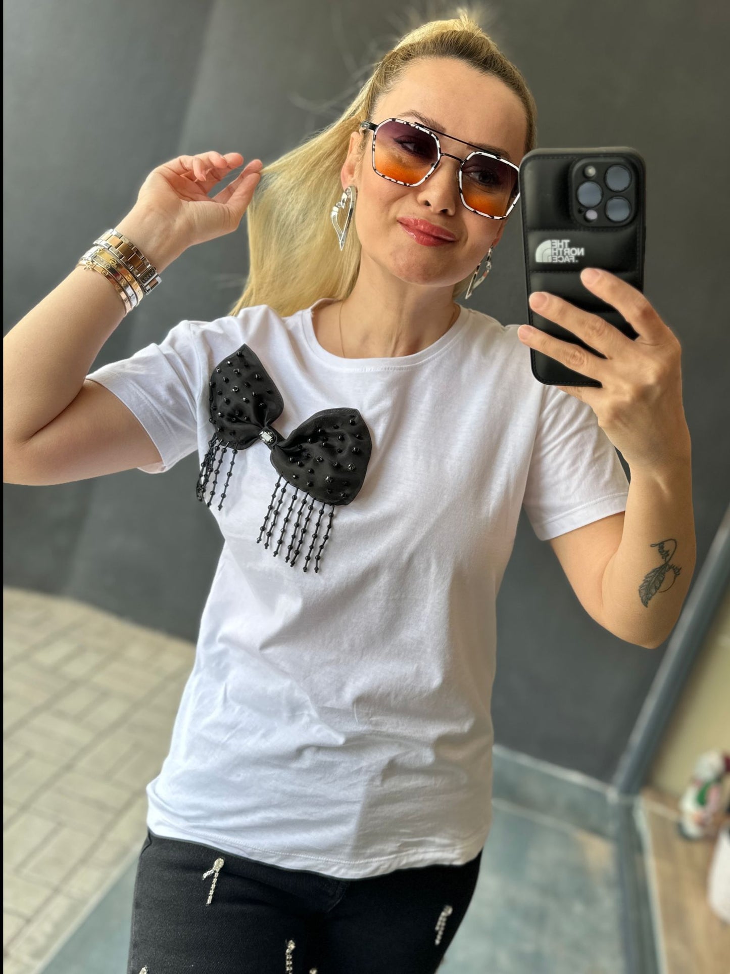 İpeksi Yakası Siyah Fiyonk T-Shirt